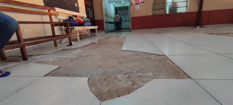 Además de no dar abasto, el Hospital Regional de Ciudad del Este está en deplorable estado.