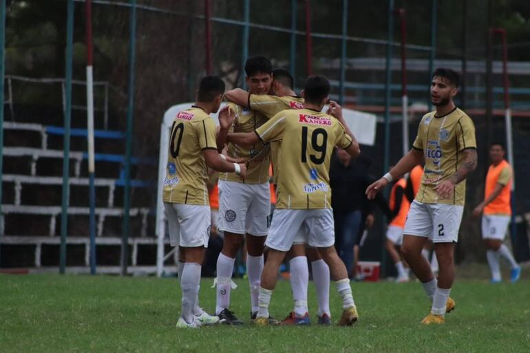 El atacante Nelson  Quintana felicitado sus compañeros luego de marcar el tanto de la victoria. (Foto: APF)