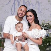 Neymar y Bruna Biancardi con su hija Mavie en brazos.