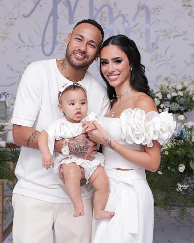 Neymar y Bruna Biancardi con su hija Mavie en brazos.