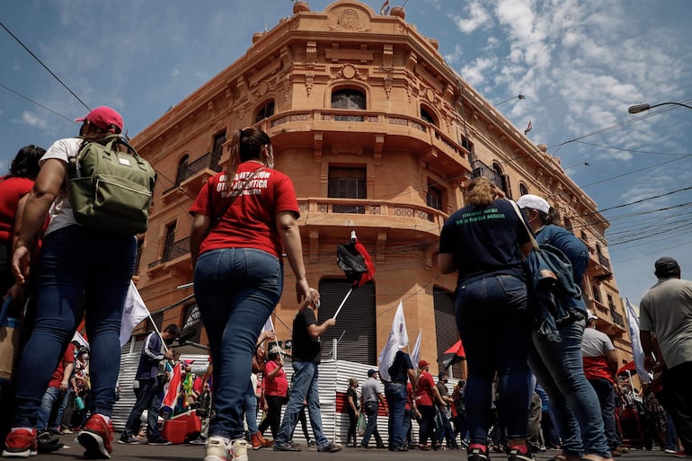 Casi todos los años, en los últimos gobiernos, los docentes han salido a protestar exigiendo reivindicaciones, pero la principal ha sido el aumento salarial. Esta imagen corresponde a una protesta en 2021, en plena pandemia.