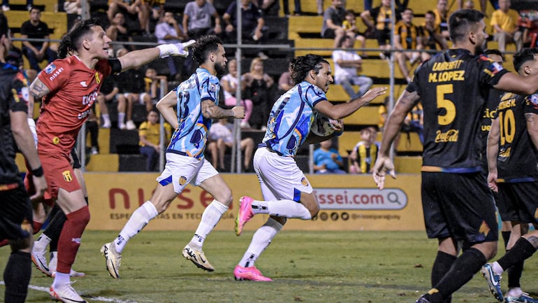 Jorge Benítez (c), jugador de Sportivo Luqueño, festeja un gol en el partido frente a Guaraní por la fecha 17 del torneo Clausura 2024 del fútbol paraguayo en el estadio Rogelio Silvino Livieres, en Asunción.