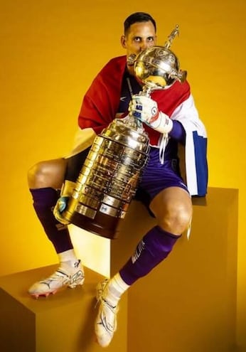 Roberto Junior Fernández Torres, con el trofeo de la Copa Libertadores.