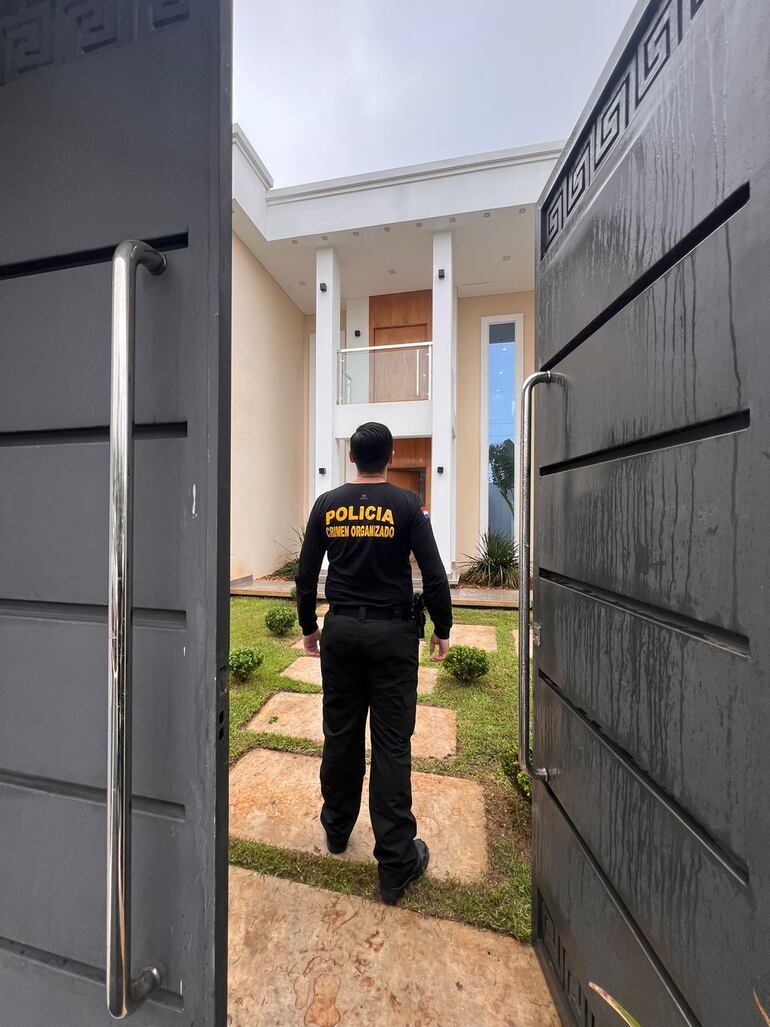 Policías del Departamento contra el Crimen Organizado, acompañaron el allanamiento a la vivienda de Wilfrido Cáceres, ubicada en San Lorenzo, encabezado por el fiscal Silvio Corbeta.