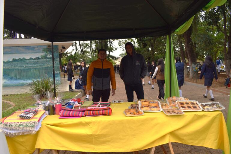 La feria de emprendedores se realizó en la plaza Gral. Eduvigis Díaz.