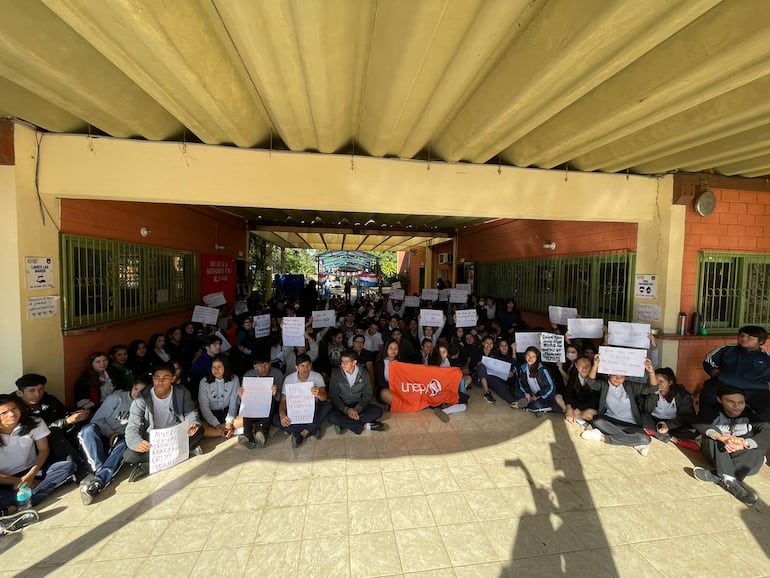 Estudiantes del Colegio Nacional Villa Permanente de Ayolas realizaron la sentata.