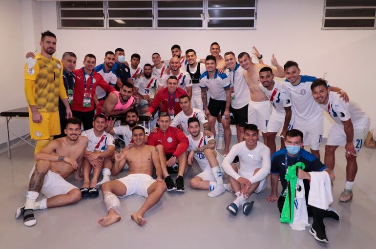 La foto grupal en la que se le puede ver a Bareiro con el 20 en el pecho, tras el triunfo por 2-0 ante Chile.