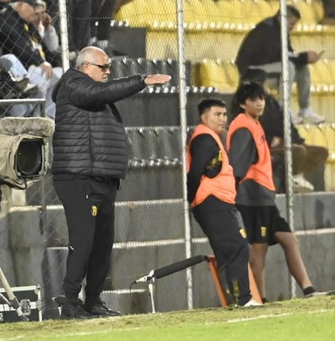 El entrenador de Guaraní, Francisco Arce, dando indicaciones a sus dirigidos.