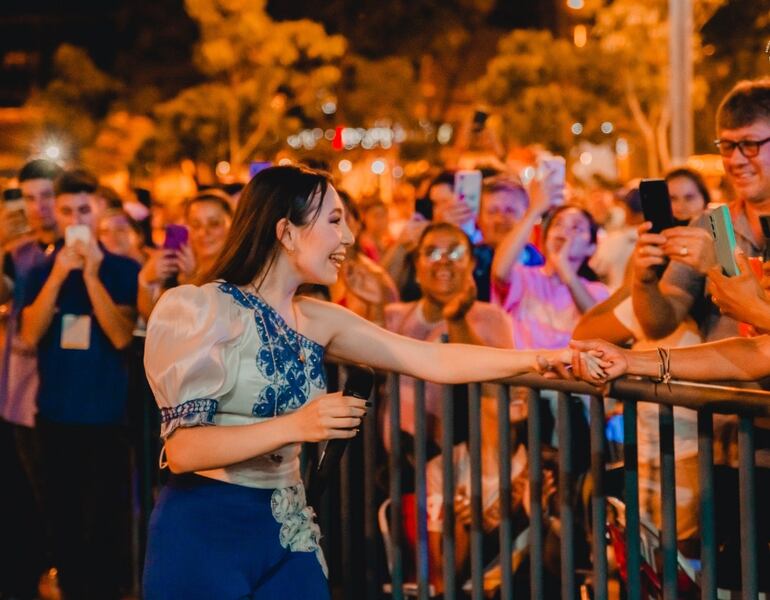 Jazmín Del Paraguay saludando a los promeseros que aguardan la medianoche para festejar el Día de la Virgen. Foto extraída de Twitter.