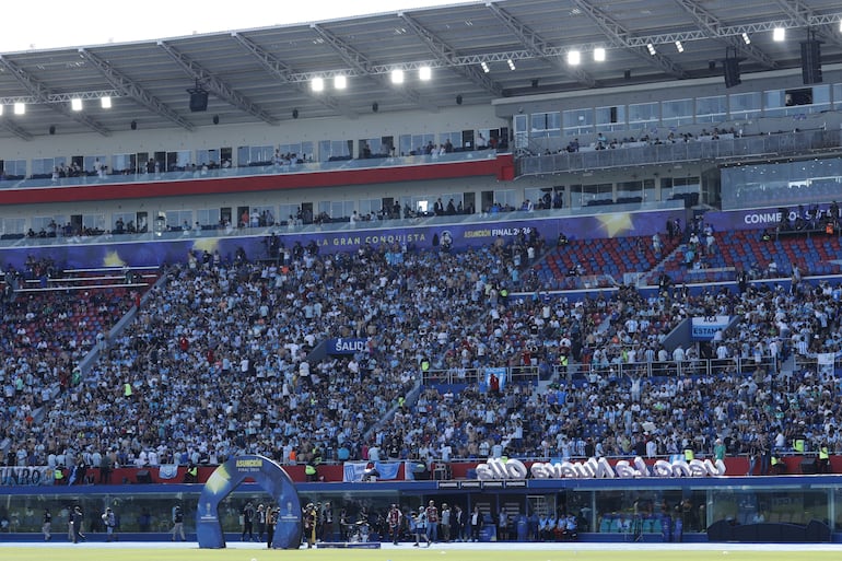 Hinchas asisten a la final de la Copa Sudamericana entre Racing y Cruzeiro este sábado, en el estadio General Pablo Rojas en Asunción (Paraguay)