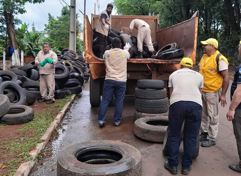 Durante la minga ambiental en el barrio Pablo Rojas eliminaron 3.995 cubiertas en desuso.