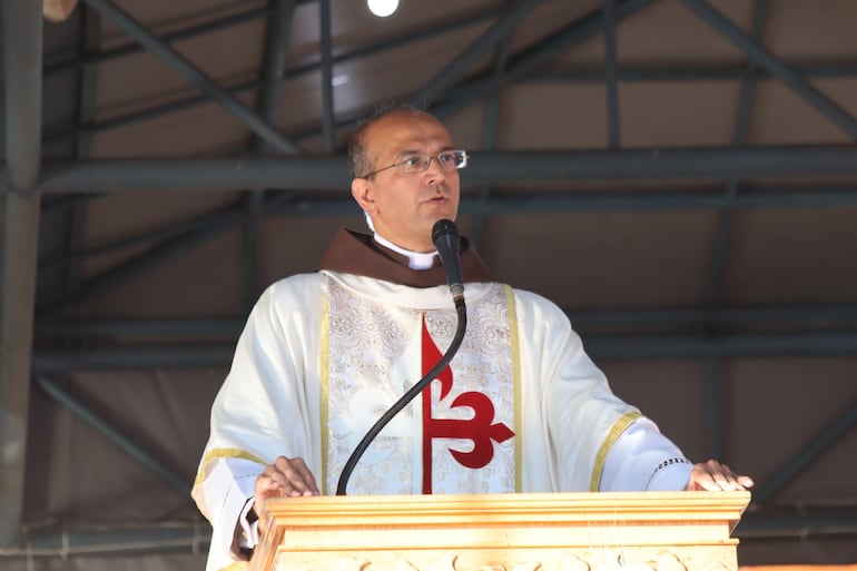 “Muchos ocupan tronos que no son de Dios” resaltan durante misa en Caacupé