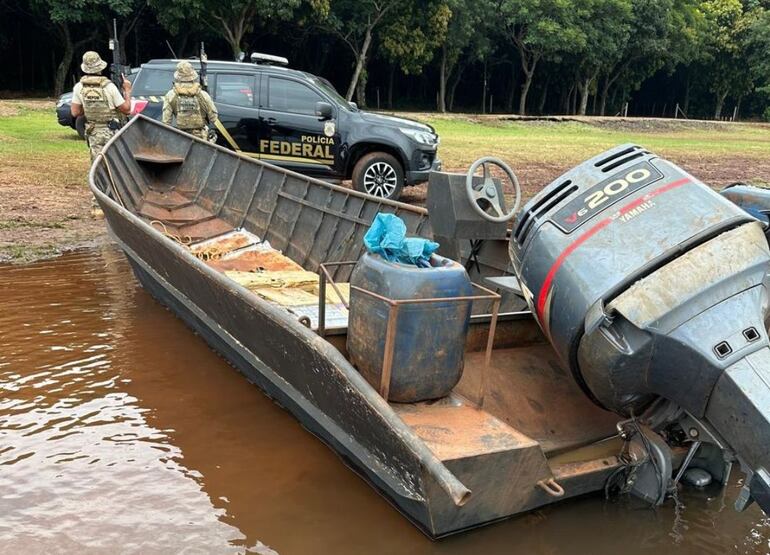 La embarcación cargada con marihuana prensada en el Lago de Itaipú.