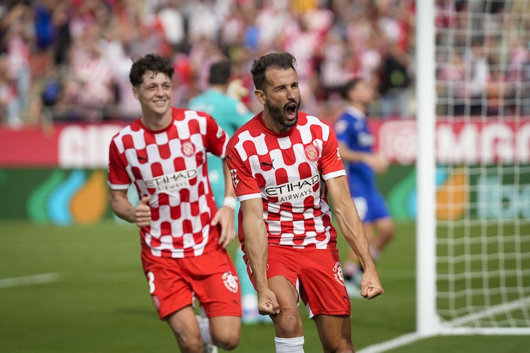 El delantero del Girona Cristhian Stuani celebra tras marcar el 2-1 durante el partido de LaLiga disputado ante el Girona este domingo en el estadio de Montilivi.