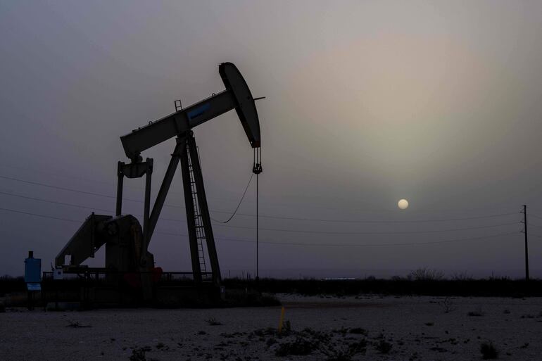 El petróleo de Texas abre con una subida del 0,81 %, hasta 85,84 dólares el barril.