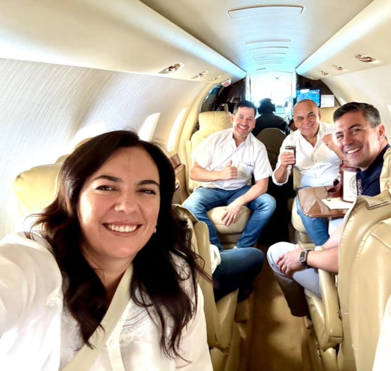 La ministra del MOPC, Claudia Centurión, el presidente de Diputados, Raúl Latorre, el titular del Congreso, Basilio "Bachi" Núñez y el presidente Santiago Peña viajando hoy a Caazapá en avión.