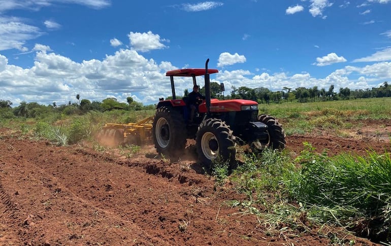 Un tractor agrícola trabaja en la preparación de suelo para el cultivo de la temporada