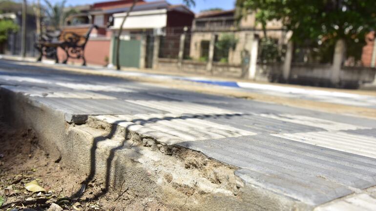 Pisos se muestran picados en el paseo Carlos A. López.