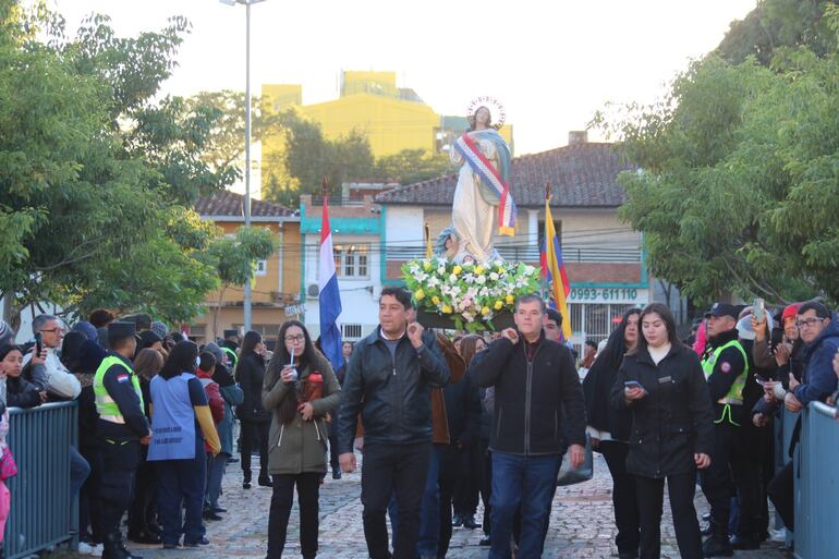 La imagen de Nuestra Señora de la Asunción, protectora espiritual de San Bernardino, llevada en andas por autoridades y acompañada por pobladores de la Villa del Lago. 