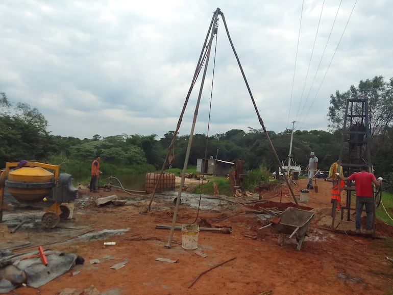 La construcción del nuevo puente sobre el arroyo Tapiracuai del distrito de Santaní se encuentra en la primera etapa del proyecto.