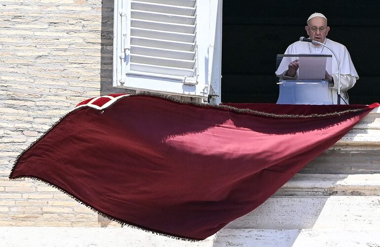 El Papa Francisco dirige el rezo del Ángelus desde su ventana en la plaza de San Pedro, este domingo en Ciudad del Vaticano.