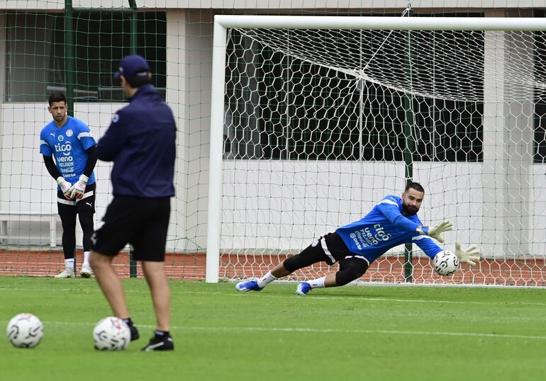 Carlos Coronel, arquero de la selección paraguaya, durante el entrenamiento de este sábado. 