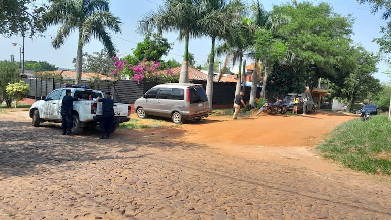 Efectivos policiales se encuentran en inmediaciones de la casa donde ocurrió el feminicidio, a la espera de la orden judicial para realizar el allanamiento del lugar,