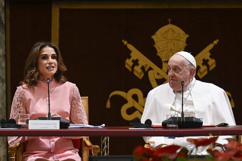 El Papa Francisco y la Reina Rania de Jordania en la Cumbre de Líderes Mundiales sobre los Derechos del Niño en la Ciudad del Vaticano.
(EFE/EPA/VATICAN MEDIA)

 