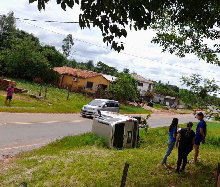 Conductor de la camioneta perdió el control pasó al carril contrario donde embistió por el motociclista y volcó aparatosamente a un costado de la ruta.