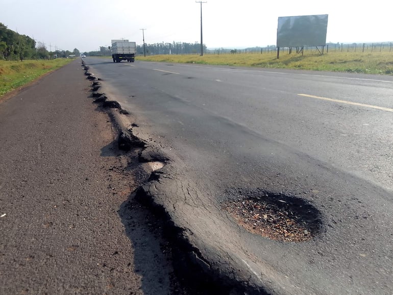 
La ruta PY08 está llena de profundos cráteres que ya ocasionaron numerosos accidentes con derivación fatal 