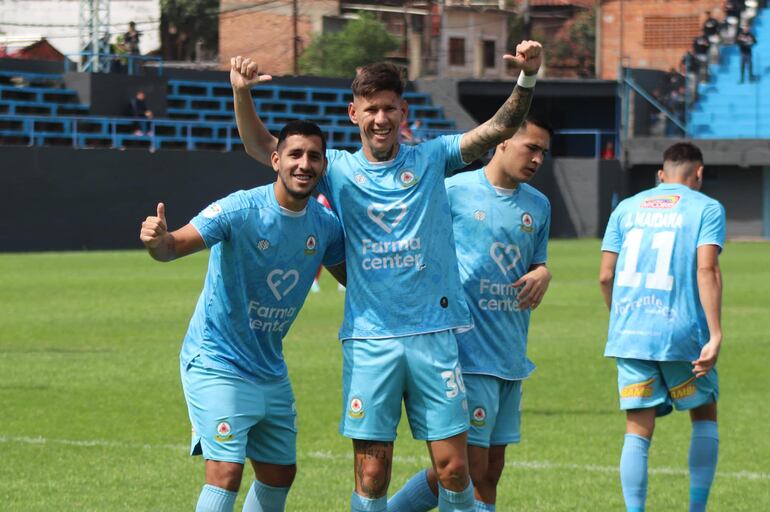 Carlos Herrera celebra su tanto en compañía de Jorge "Churrito" Colmán, quien asistió para la primera anotación celeste. (Foto: APF)