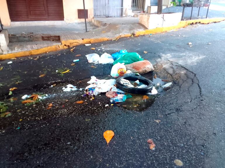 Sobre Teodoro S. Mongelós, vecinos cubrieron el enorme bache con cubiertas y varias bolsas de basura.