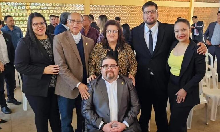 Arriba: Maggi Torales Burgos, Jorge Torales (padre), Beatriz Burgos de Torales y Jorge Torales Burgos. Abajo, el diputado Derlis Rodríguez (ANR, HC).