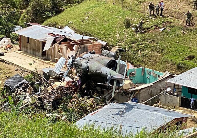 Cinco militares y dos civiles heridos tras accidentarse un helicóptero en Colombia.