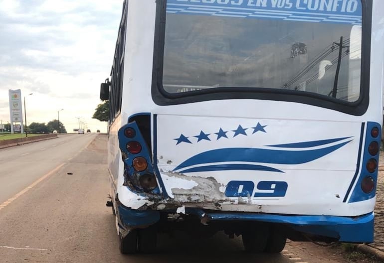 El bus quedó con la parte trasera con daños materiales tras el impacto.