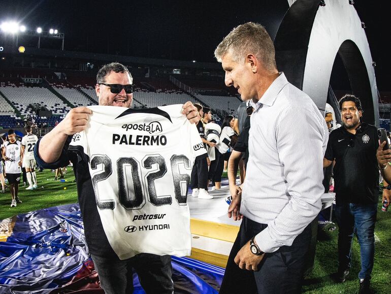 El argentino Martín Palermo, entrenador de Olimpia, con la casaca de renovación hasta diciembre de 2026.