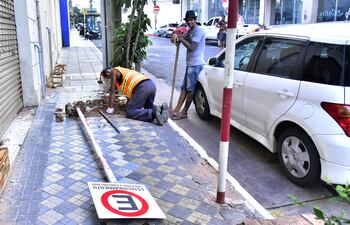 Obreros contratados por Parxin colocan señalizaciones que indican el estacionamiento tarifado en las calle Yegros, en los primeros días de enero.