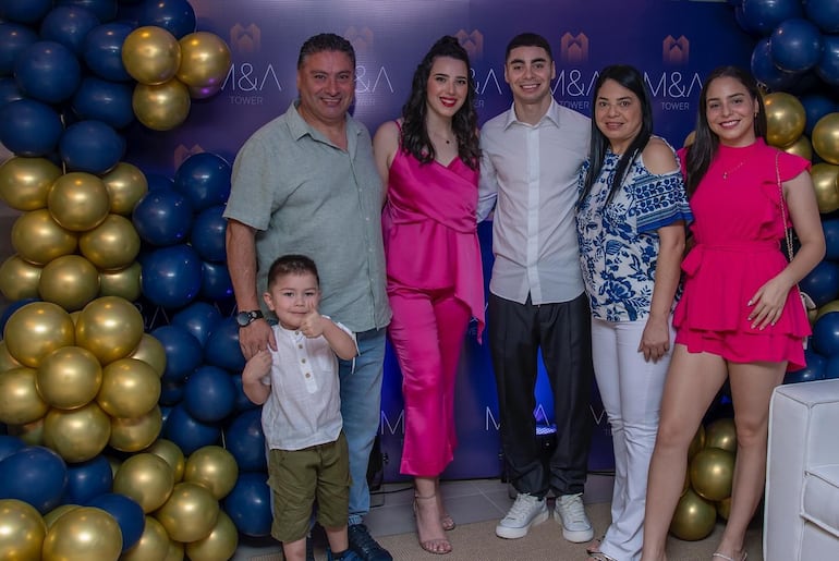 Miguel Almirón junto a su esposa, sus padres y su hermana. (Instagram/Miguel Almirón)