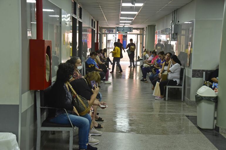 Pacientes a la espera de atención médica en el Hospital San Pablo.