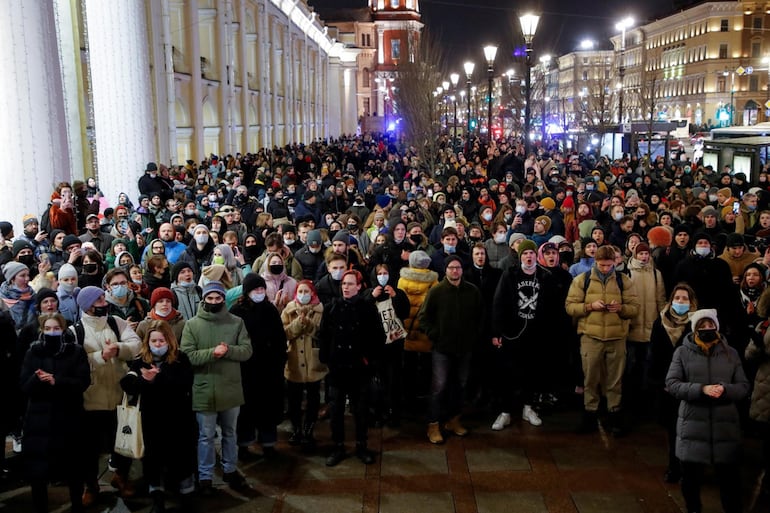 Manifestantes rusos contra la invasión de Ucrania en San Petersburgo, Rusia, febrero de 2022 (Foto: Reuters).