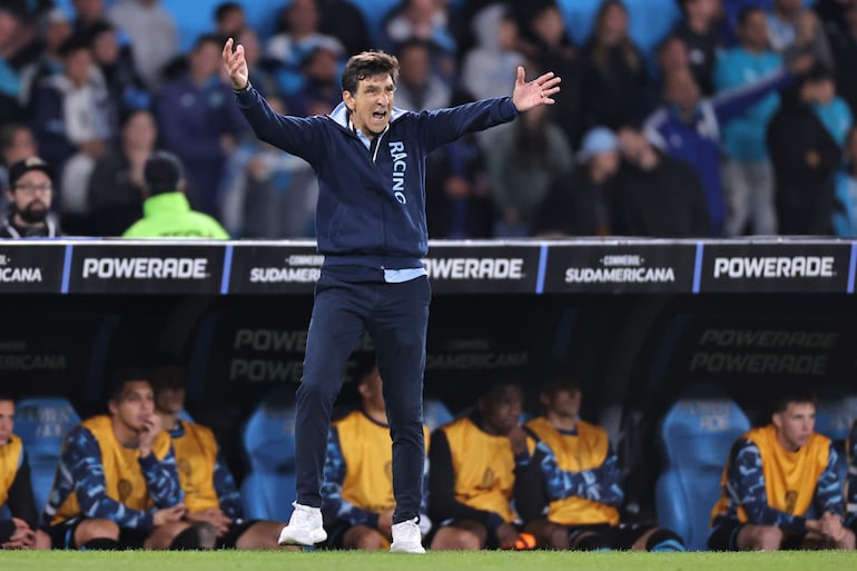 El argentino Gustavo Costas, entrenador de Racing, en el partido frente a Athletico Paranaense por la revancha de los cuartos de final de la Copa Sudamericana 2024 en el estadio Presidente Perón, en Avellaneda, Argentina.
