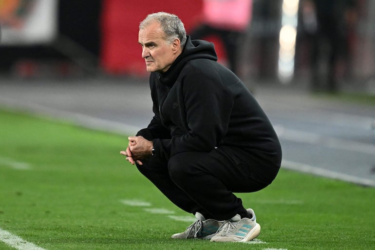 El argentino Marcelo Bielsa, entrenador de la selección de Uruguay, en un partido frente a Perú por las Eliminatorias Sudamericanas 2026 en el estadio Nacional de Perú, en Lima, Perú.