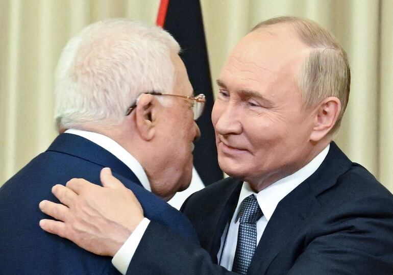 El presidente de Rusia, Vladimir Putin (d) saluda al presidente de la Autoridad Nacional Palestina, Mahmoud Abas, en Moscú.