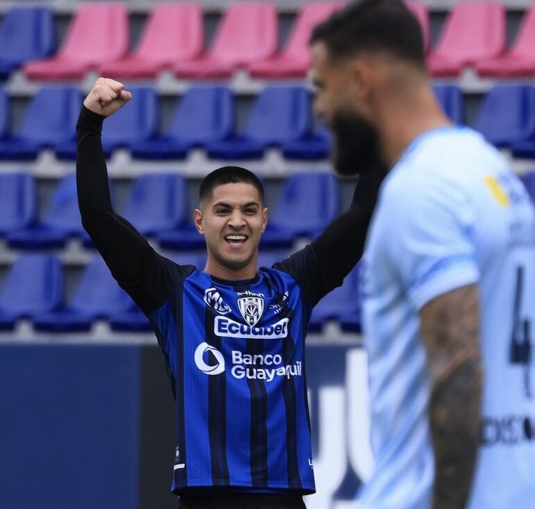 Luis Zárate celebra su gol para Independiente del Valle.