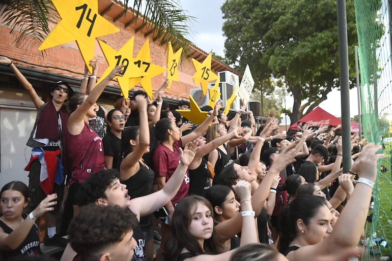 Los chicos del colegio Santa Clara alentando a su equipo con la hinchada de La Bordó.