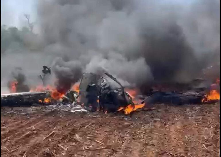 Así quedó la avioneta estrellada e incediada en Tava'i, Caazapá.