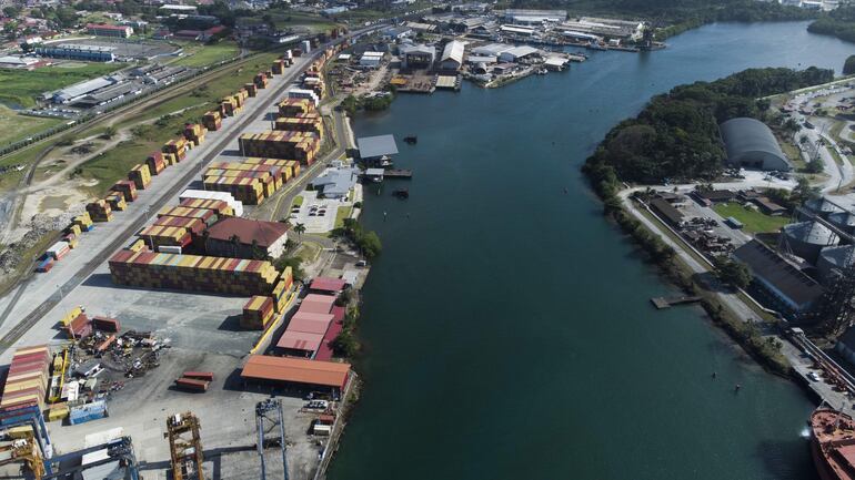 AME3975. COLÓN (PANAMÁ), 25/01/2025.- Fotografía aérea del Puerto de Cristóbal, este viernes en Colón (Panamá). Los cinco principales puertos de Panamá están en las áreas adyacentes del canal interoceánico, ahora en el ojo del huracán por la intención manifiesta del presidente de EE.UU., Donald Trump, de "retomar" el control de la vía alegando la supuesta interferencia china en su operación, lo que ha rechazado de plano el Gobierno panameño. EFE/ Aris Mariota
