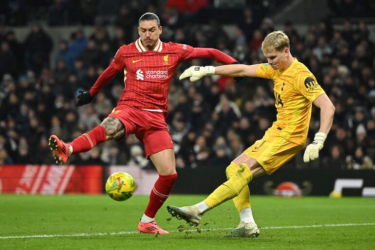 Tottenham Hotspur's Czech goalkeeper #31 Antonin Kinsky clears the ball under pressure from Liverpool's Uruguayan striker #09 Darwin Nunez during the English League Cup semi-final first leg football match between Tottenham Hotspur and Liverpool at the Tottenham Hotspur Stadium in London, on January 8, 2025. (Photo by JUSTIN TALLIS / AFP) / RESTRICTED TO EDITORIAL USE. No use with unauthorized audio, video, data, fixture lists, club/league logos or 'live' services. Online in-match use limited to 120 images. An additional 40 images may be used in extra time. No video emulation. Social media in-match use limited to 120 images. An additional 40 images may be used in extra time. No use in betting publications, games or single club/league/player publications. / 