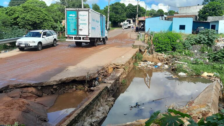 Agua estancada en el barrio Mbocayaty. Es un caldo de cultivo de los mosquitos transmisores del dengue, zika y chikunguña.