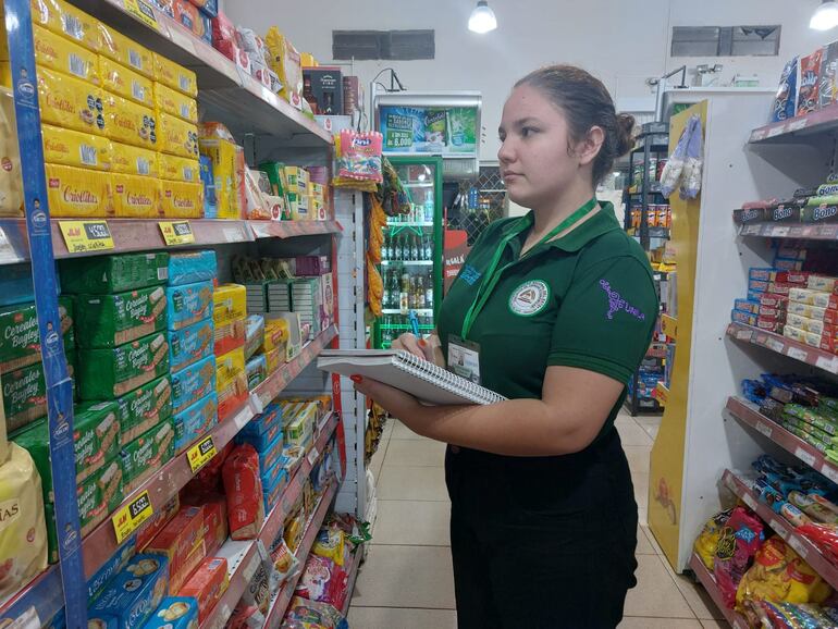 Una estudiante cuando recolectaba datos en un supermercado de Ciudad del Este.